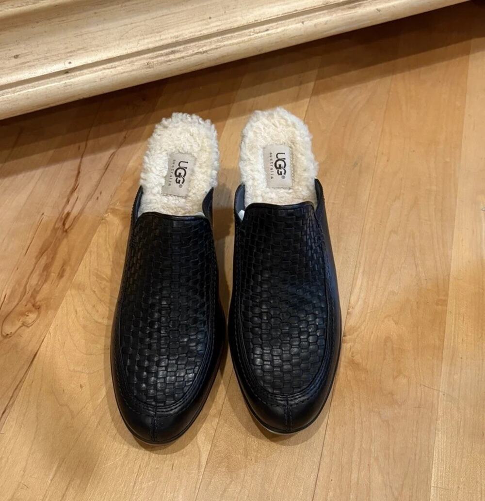 UGG Women’s waffle, weave, black leather Sheepskin lined clogs heels size 10